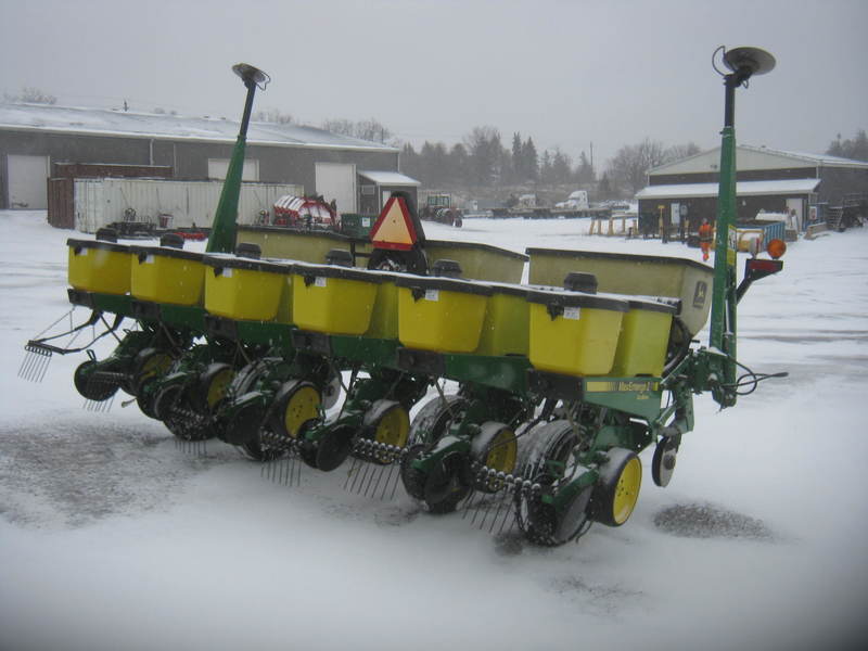 Planting Equipment  John Deere 7200 Planter Photo
